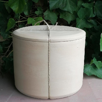 Urne aus lehmfarbenem ungebranntem Ton. Ein Projekt mit und von Madeleine Dietz